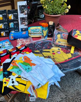 Lotto Pokemon maglietta tazza zaino calzetti ecc