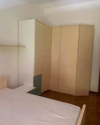 ARMADIO ANGOLARE PER CAMERA