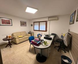 Ufficio arredato 4 vani zona Porto