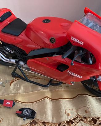 Modellino moto Yamaha Max Biaggi Michelin brembo