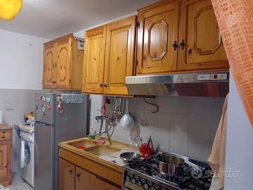cucina in pino russo e vari pensili in pino russo