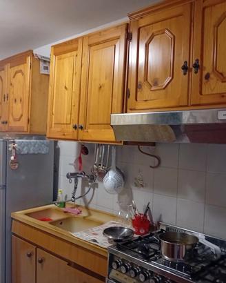 cucina in pino russo e vari pensili in pino russo
