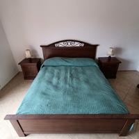 Struttura letto in legno e comodini 