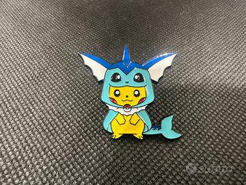 Spilla Pokémon Pikachu con costume Vaporeon