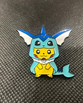 Spilla Pokémon Pikachu con costume Vaporeon
