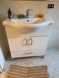 mobile bagno completo di specchio e rubinetto