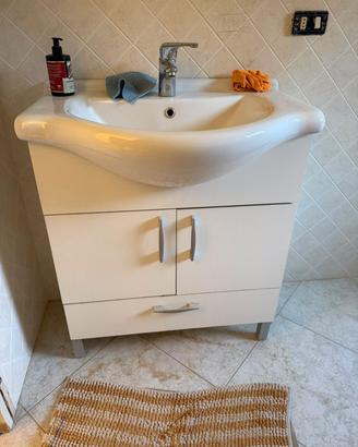 mobile bagno completo di specchio e rubinetto