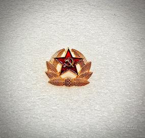 Spilla con stella rossa e falce e martello