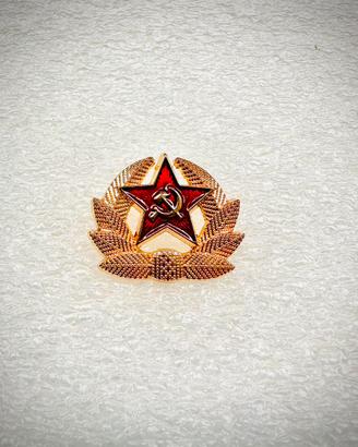 Spilla con stella rossa e falce e martello