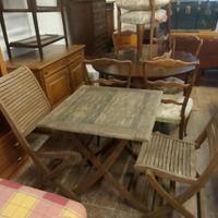 Tavolo da giardino di legno e due sedie 