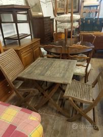 Tavolo da giardino di legno e due sedie 