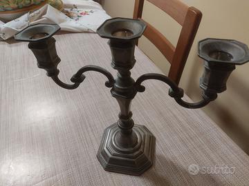 Candelabri a tre bracci.