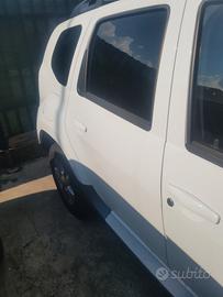 Porta posteriore destra dacia duster anno 2014