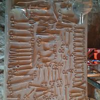 Pinze, bisturi e altri oggetti d'epoca da sala ope