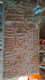 Pinze, bisturi e altri oggetti d'epoca da sala ope