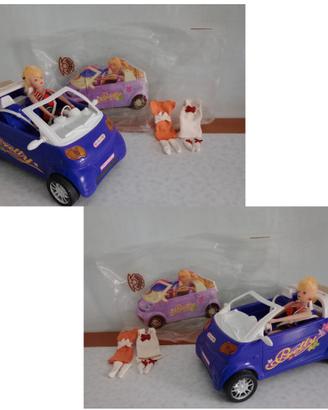 Bambolina alla guida di un'automobile & abitini