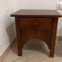 2pz/Comodini in legno massiccio