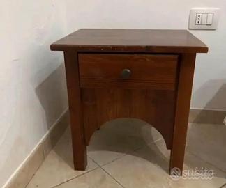 2pz/Comodini in legno massiccio