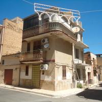Casa angolare su 3 livelli P/153