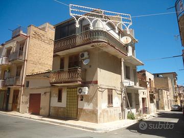 Casa angolare su 3 livelli P/153