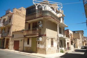 Casa angolare su 3 livelli P/153