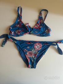 Costume blu floreale