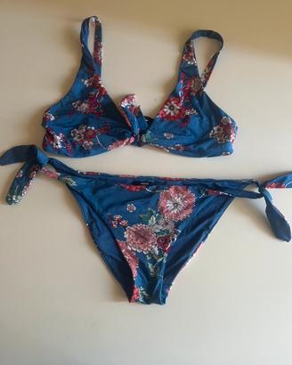 Costume blu floreale