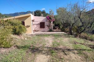 Casa di campagna con locali deposito