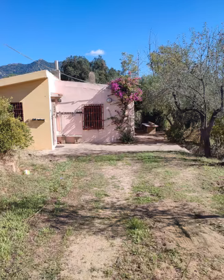 Casa di campagna con locali deposito