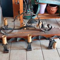 Lampadari e applique in ferro battuto e legno 