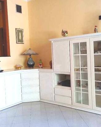 Mobile soggiorno con vetrinetta bianco laccato