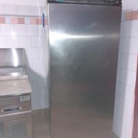 frigorifero grande in acciaio
