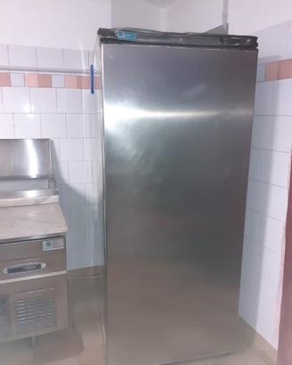 frigorifero grande in acciaio