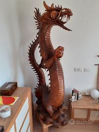 Drago in legno intarsiato