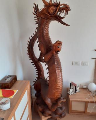 Drago in legno intarsiato