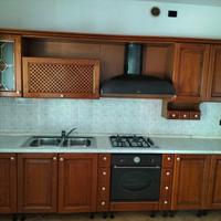 Cucina con elettrodomestici