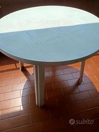 Tavolo giardino bianco tondo in PVC.