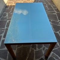 Tavolo IKEA con ripiano in vetro