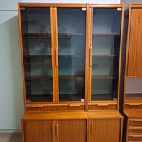 Armadio in legno con scaffali e cassetti