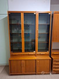 Armadio in legno con scaffali e cassetti