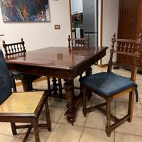 Tavolo da pranzo in legno con rotelle