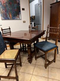 Tavolo da pranzo in legno con rotelle