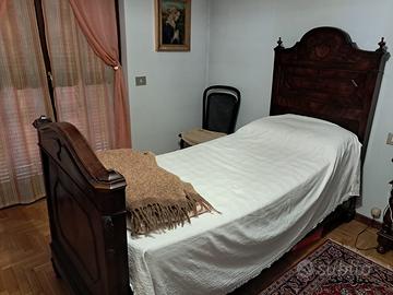 Coppia di letti singoli in legno antico