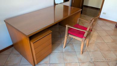 Scrivania con cassettiera