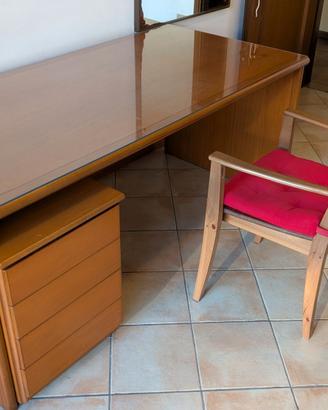 Scrivania con cassettiera