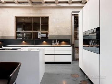 Cucina moderna con gola — Disegnata su misura
