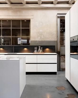 Cucina moderna con gola — Disegnata su misura