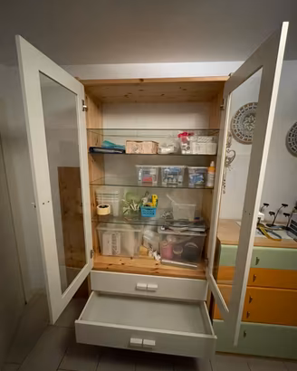Credenza in legno con ripiani in vetro