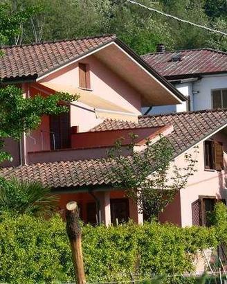 Villa di 200 m² con più di 5 locali e posto auto a
