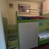 Cameretta per bambini con struttura a ponte